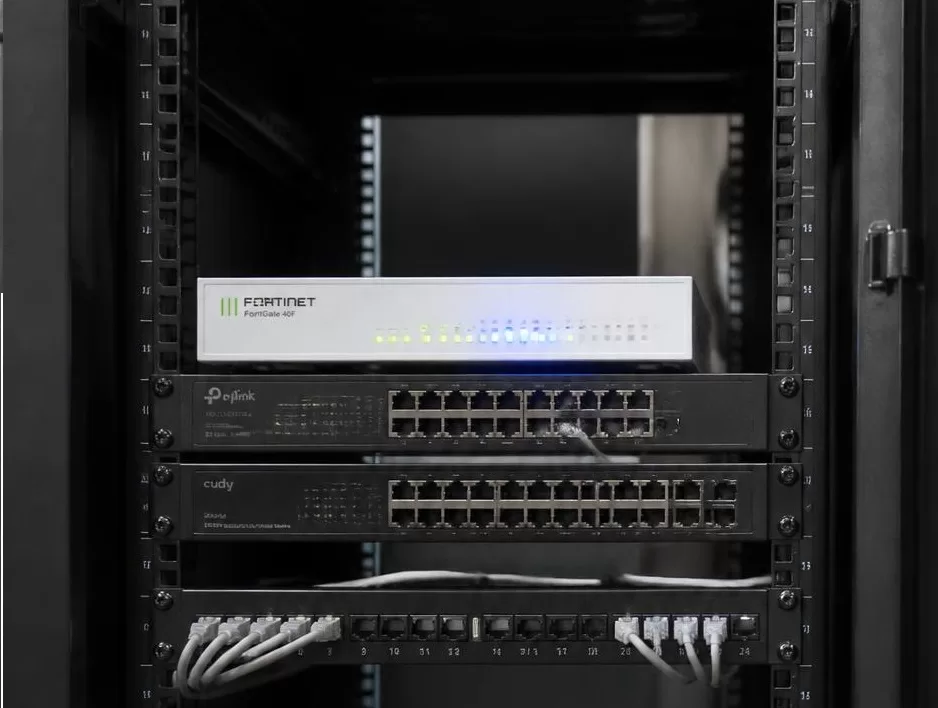 Rack de servidores y equipamiento de red para empresas